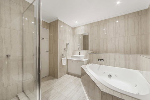 Ciloms Airport Lodge - Holiday Find 9