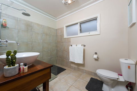 Lovely 5BR Full House In Glen Waverley, Walk To Train, Bus & Shops - Holiday Find 6