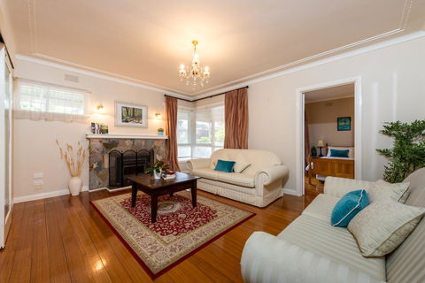 Lovely 5BR Full House In Glen Waverley, Walk To Train, Bus & Shops - Holiday Find 14