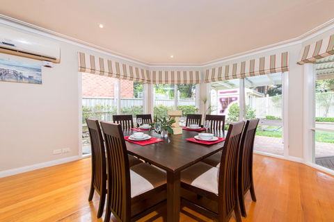 Lovely 5BR Full House In Glen Waverley, Walk To Train, Bus & Shops - Holiday Find 4