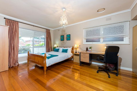 Lovely 5BR Full House In Glen Waverley, Walk To Train, Bus & Shops - Holiday Find 10