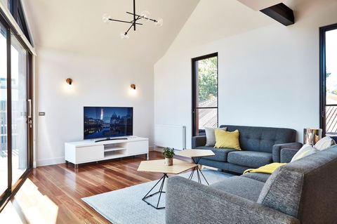 Richmond Â· 3 Level Architecturally Designed Richmond House - Holiday Find 1