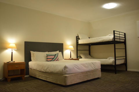 CROWN CENTRAL BUSINESS DISTRICT MOTEL - NO UNDER 18s - Holiday Find 40