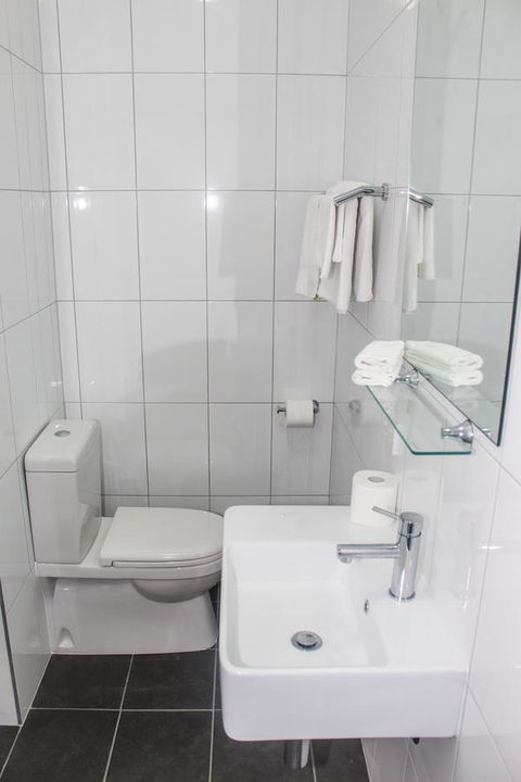 CROWN CENTRAL BUSINESS DISTRICT MOTEL - NO UNDER 18s - Holiday Find 17