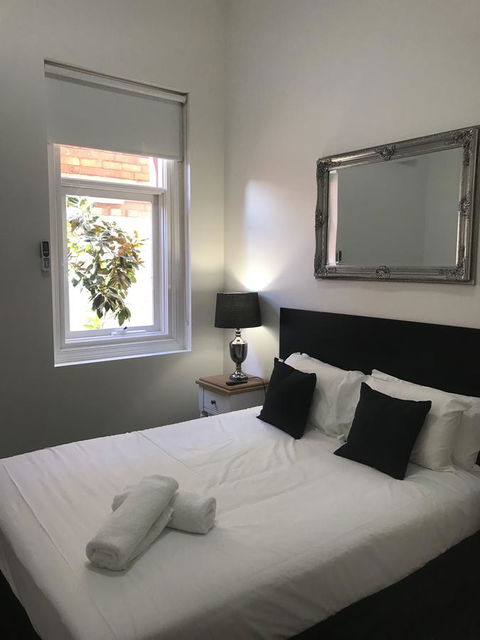 CROWN CENTRAL BUSINESS DISTRICT MOTEL - NO UNDER 18s - Holiday Find 18