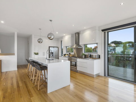 Aireys Ocean View - Holiday Find 6