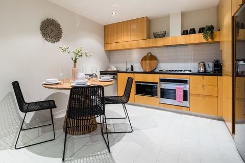 Auguste, Melbourne CBD Private Accommodation With Parking - Holiday Find 9