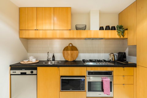 Auguste, Melbourne CBD Private Accommodation With Parking - Holiday Find 10