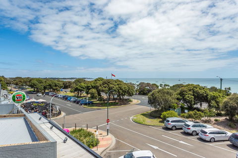 Blairgowrie Apartment 1 - On The Beach - Holiday Find 7
