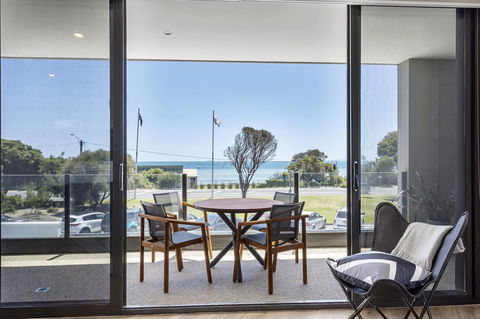 Blairgowrie Apartment 1 - On The Beach - Holiday Find 0