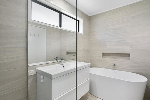 Fairhills - NEW LISTING, Beautifully Styled - Holiday Find 7