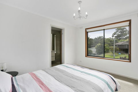 Fairhills - NEW LISTING, Beautifully Styled - Holiday Find 5