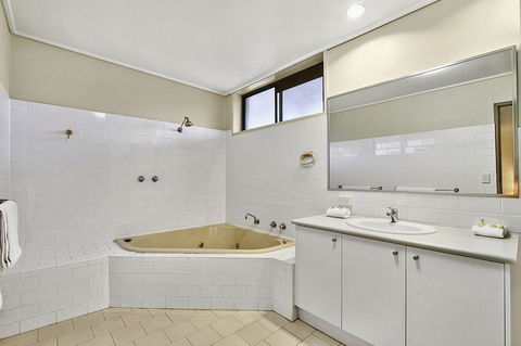 Knox International Hotel And Apartments - Holiday Find 12