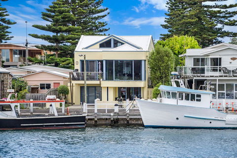The Waterfront Apartment - Holiday Find 3