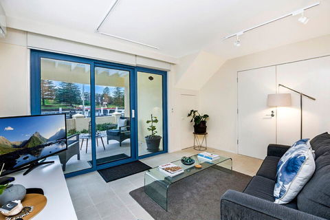 The Waterfront Apartment - Holiday Find 10