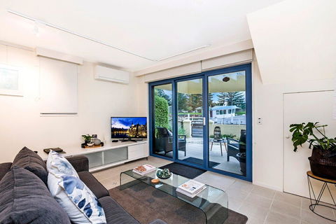 The Waterfront Apartment - Holiday Find 9