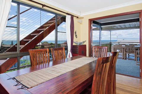 THE BOARDROOM ON BANKSIA - 11 Banksia Ave Bonny Hills - Holiday Find 2