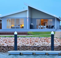 The Carnarvon Luxury Canal Home - Holiday Find