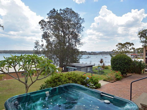 The House On The Lake @ Fishing Point, Lake Macquarie - Honestly Put The Line In And Catch Fish - Holiday Find 1