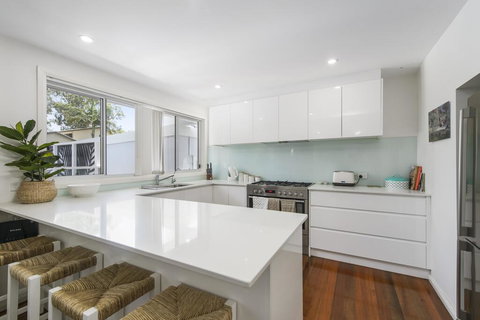 THE LAKE HOUSE - WiTH SWIMMING POOL - Holiday Find 3