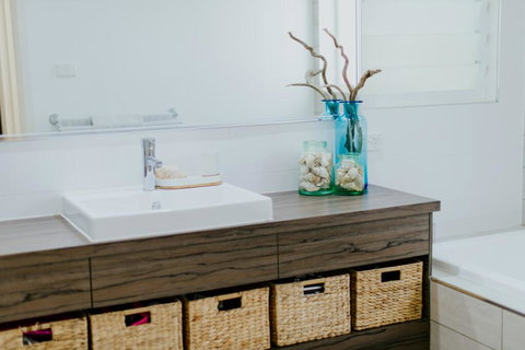 THE LAKE HOUSE - WiTH SWIMMING POOL - Holiday Find 2