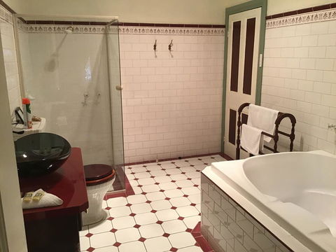 The Olde Devonshire House - Holiday Find 3