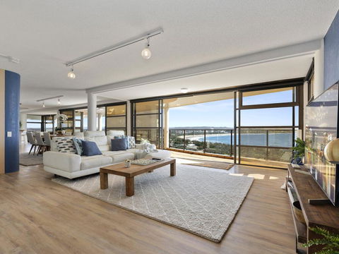 The Penthouse @ Point Cartwright - INSTANT HOTEL WINNER 2019 - Holiday Find 0