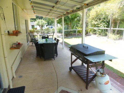 The Red Piranha - Rainbow Beach, Close To Everything, Air Con And Pet Friendly - Holiday Find 3