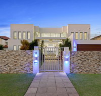 The White House GC Waterfront Home Cinema Jacuzzi Heated Pool - Holiday Find