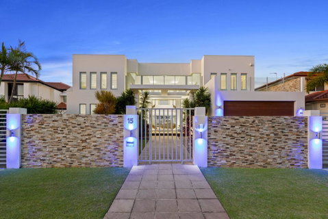 The White House GC Waterfront Home Cinema Jacuzzi Heated Pool - Holiday Find 0