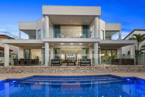 The White House GC Waterfront Home Cinema Jacuzzi Heated Pool - Holiday Find 2