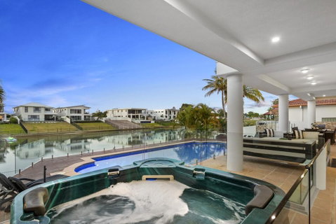 The White House GC Waterfront Home Cinema Jacuzzi Heated Pool - Holiday Find 3