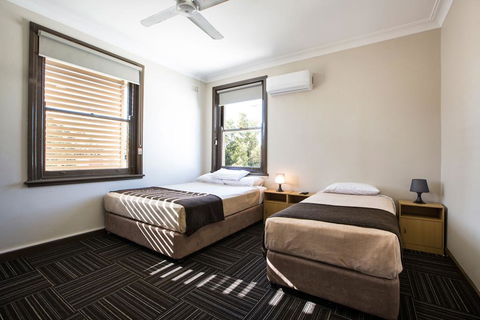 Toongabbie Hotel - Holiday Find 1