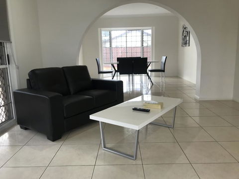 Townsville Wistaria Spacious Home - Holiday Find 1