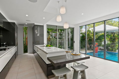 Tranquil Waters: Luxury Retreat In Oceans Edge - Holiday Find 3
