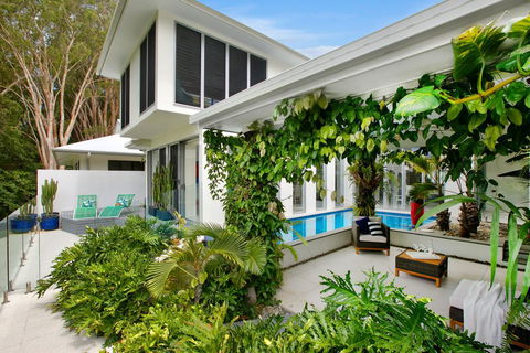 Tranquil Waters: Luxury Retreat In Oceans Edge - Holiday Find 0