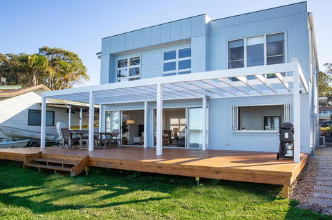 Tranquility Absolute Waterfront - Pet Friendly - 10 Mins To Hyams Beach - Holiday Find 1