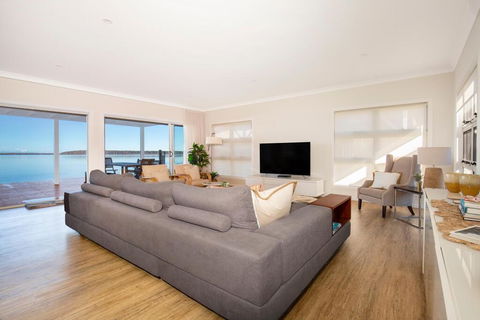 Tranquility Absolute Waterfront - Pet Friendly - 10 Mins To Hyams Beach - Holiday Find 2