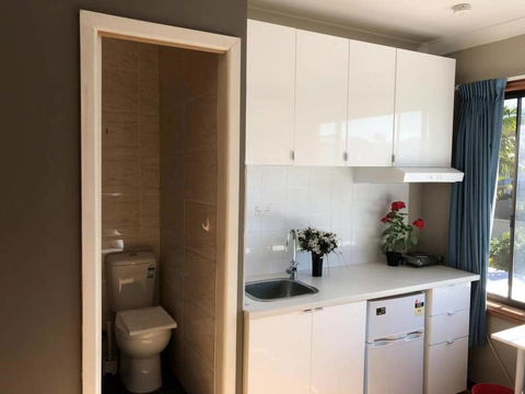Traveler's Affordable Studio Unit (Beverly Hills) - Holiday Find 0