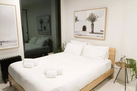 Trendy 1 Bedroom Apartment In The Heart Of Collingwood - Holiday Find 2