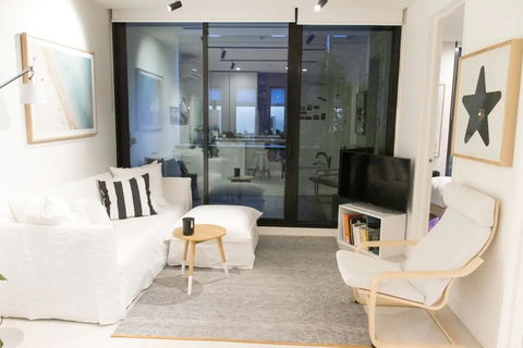 Trendy 1 Bedroom Apartment In The Heart Of Collingwood - Holiday Find 0