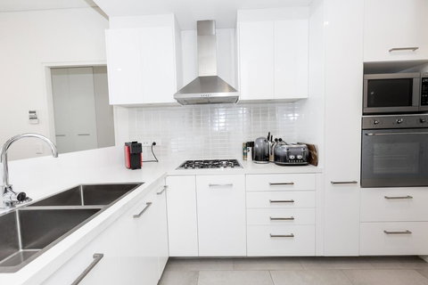 Trendy, Self Contained Inner City Apartment - Holiday Find 1