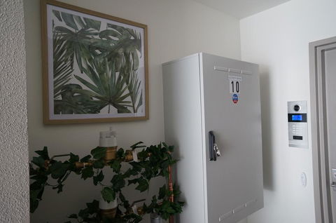 U101 Brunswick Living Brand New Deluxe Balcony Apartment Close To Airport And CBD - Holiday Find 3