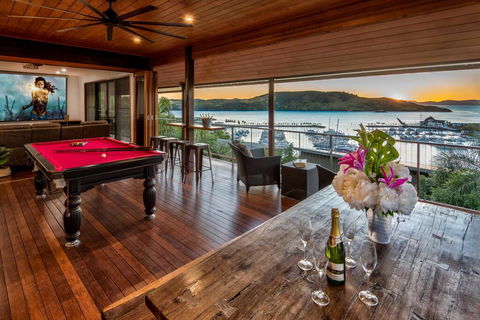 Uisce Luxury Holiday House With Jacuzzi Pool Table Cinema Premium Foxtel And Two Buggies - Holiday Find 2