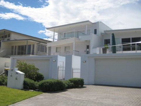 Ultimate Beach House' 19a Graham Street - Views , Peace & Quiet - Holiday Find 2