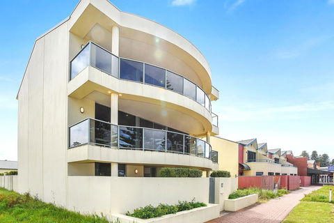 Ultimate Esplanade - 3 Storey Experience - WiFi - Holiday Find 3