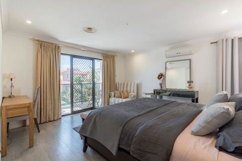 ULTRA SPACIOUS STYLISH HOME IN PRESTONS - SYDNEY - Holiday Find 2