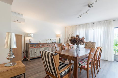 ULTRA SPACIOUS STYLISH HOME IN PRESTONS - SYDNEY - Holiday Find 1
