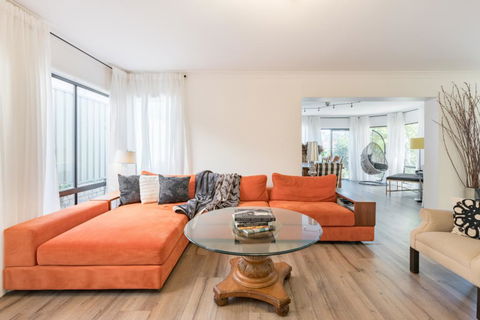 ULTRA SPACIOUS STYLISH HOME IN PRESTONS - SYDNEY - Holiday Find 0