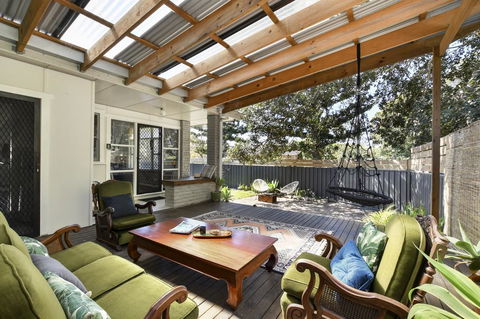 UMINA BEACH KOKOMO- Walk To The Beach, FAMILY And PET FRIENDLY Set Of 3 Vintage Original Holiday Flats & Vintage Caravan And Bat - Holiday Find 2